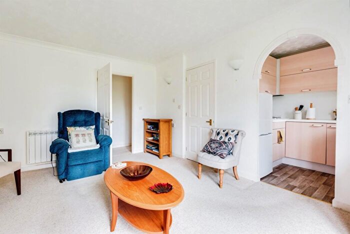 1 Bedroom Apartment For Sale In St. Marys Mead, Witney, OX28
