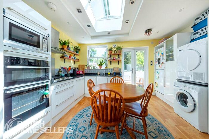 2 Bedroom Apartment For Sale In Penge Road, London, SE20