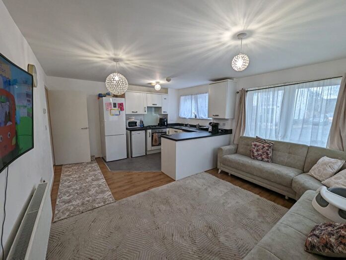 2 Bedroom Flat To Rent In Silver Train Gardens, Dartford, DA1