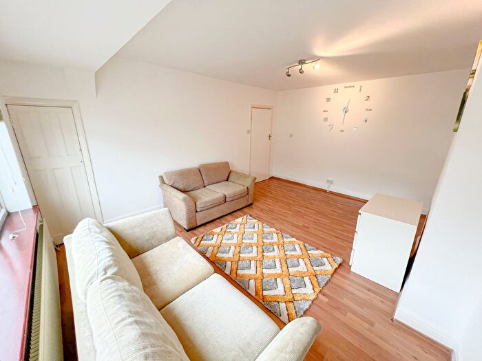 5 Bedroom Flat To Rent In Woodland Way, London, NW7