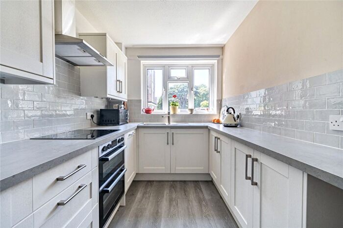 2 Bedroom Flat To Rent In Westover Gardens, Bristol, Somerset, BS9