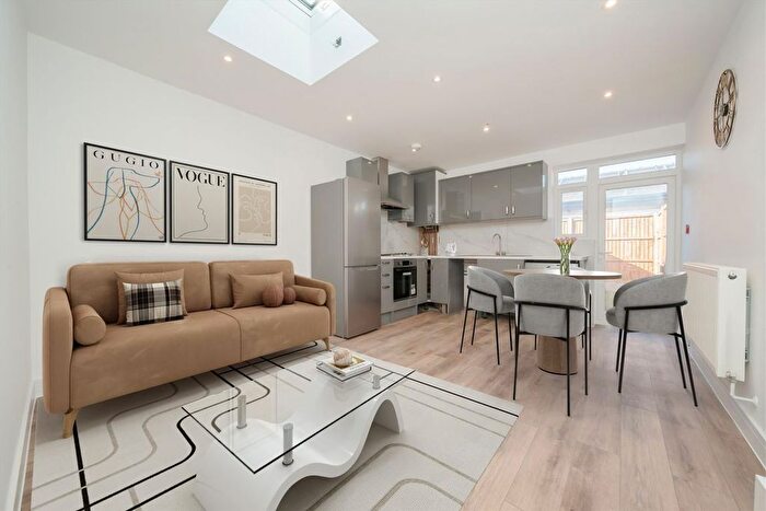 2 Bedroom Flat To Rent In Costons Lane, Greenford, UB6