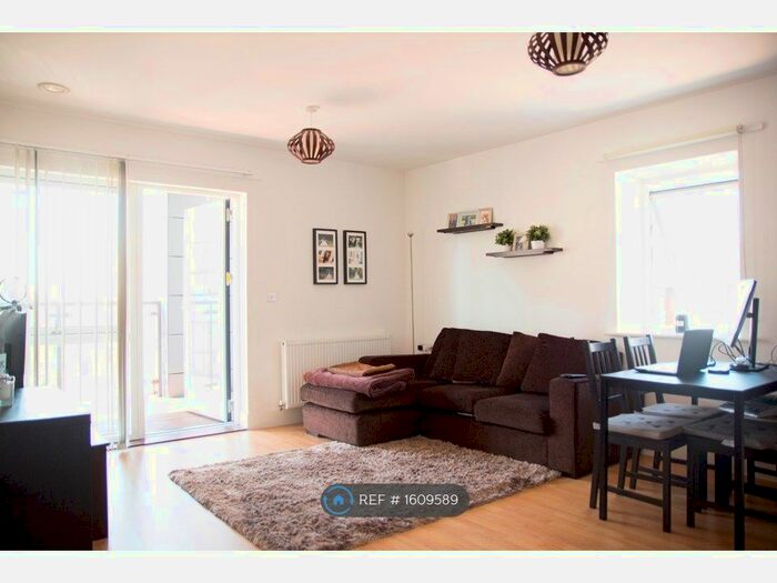 2 Bedroom Flat To Rent In Firwood Lane, Romford, RM3