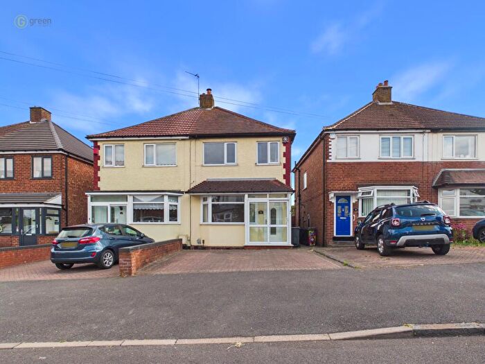 3 Bedroom Semi-Detached House For Sale In Delhurst Road, Birmingham, B44