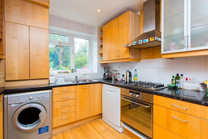 2 Bedroom Flat To Rent In London, SW12