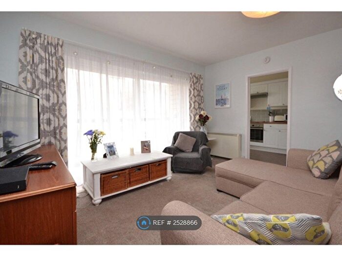 2 Bedroom Flat To Rent In Belton Court, Bath, BA1