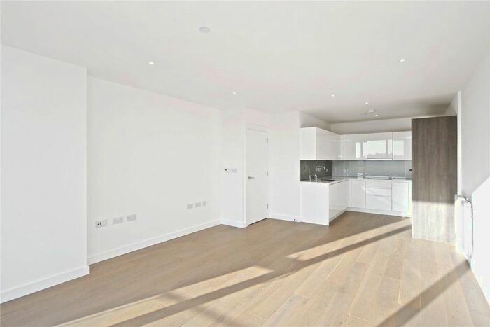 2 Bedroom Flat To Rent In River Gardens Walk, London, SE10