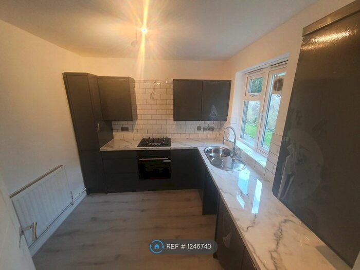 2 Bedroom Flat To Rent In Addiscombe Road, Croydon, CR0