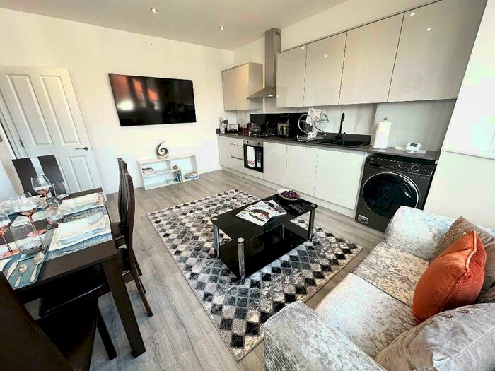 2 Bedroom Flat To Rent In Tower Road, Orpington, Kent, BR6