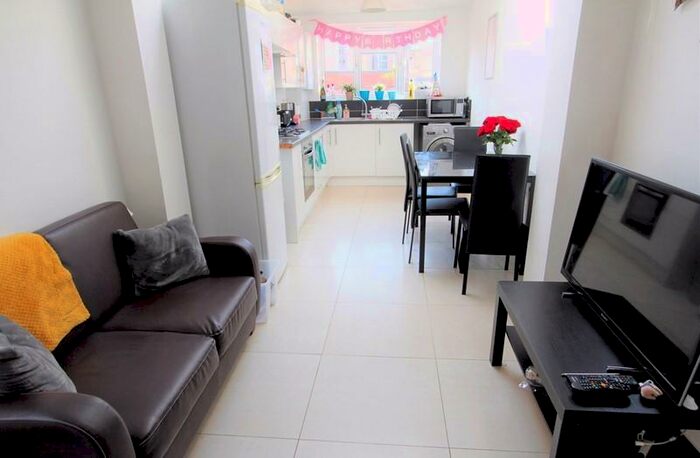 5 Bedroom Terraced House To Rent In Norris Road, Reading, Berkshire, RG6