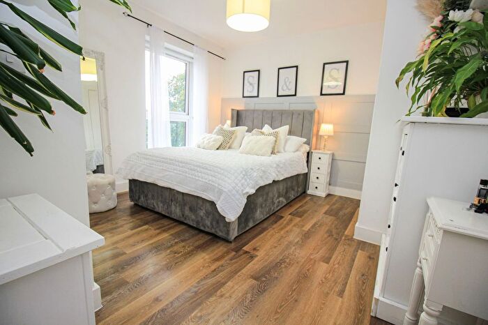 2 Bedroom Flat For Sale In Exford Avenue, Harefield, SO18