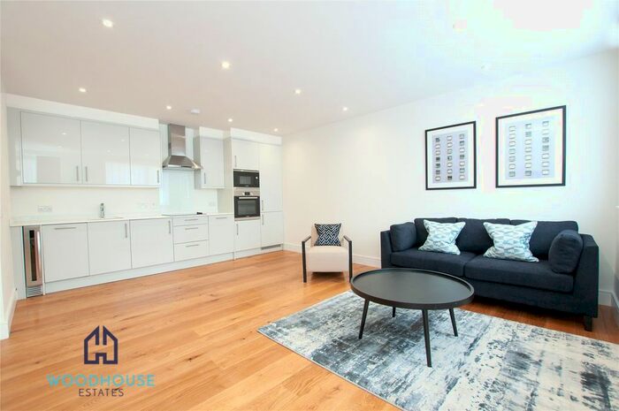 2 Bedroom Flat To Rent In Park Avenue, Bushey, WD23