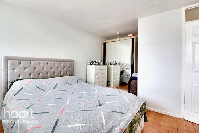2 Bedroom Maisonette For Sale In Sylvan Road, London, SE19