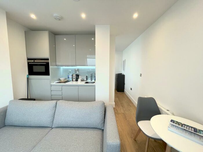 Apartment To Rent In Papermill House, Romford, RM1
