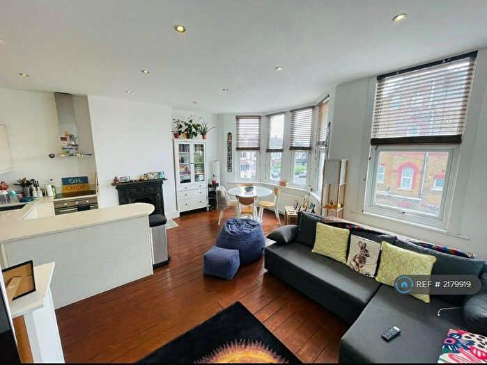 2 Bedroom Flat To Rent In Holmesdale Road, London, SE25