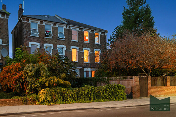 6 Bedroom Semi-Detached House For Sale In Manor Road, London, N16