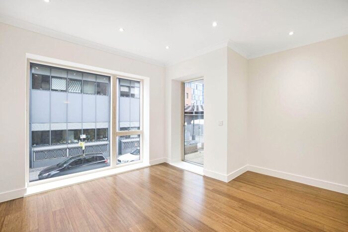 3 Bedroom Flat To Rent In Newark Street, London, E1