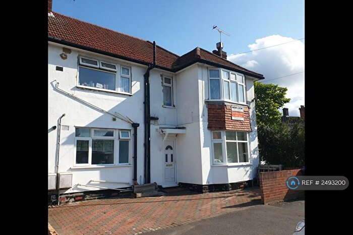 3 Bedroom Flat To Rent In Eve Road, Woking, GU21