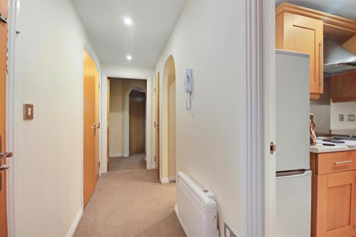 1 Bedroom Flat For Sale In Coniston House, Spinner Croft, Chesterfield, S40 - Photo 3