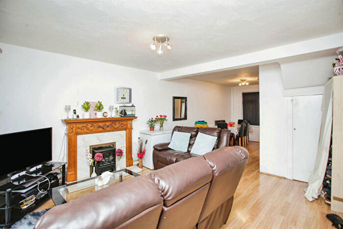 3 Bedroom End Of Terrace House For Sale In Clarence Road, Rugby, CV21