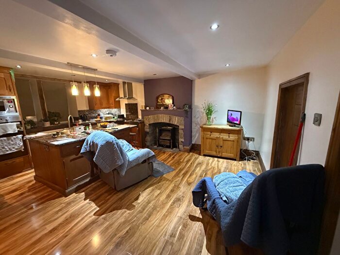 2 Bedroom Flat To Rent In Penistone Road, Shelley, Huddersfield, HD8