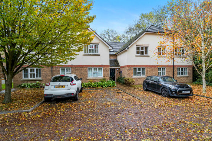 2 Bedroom Apartment To Rent In Retreat Way, Chigwell, IG7