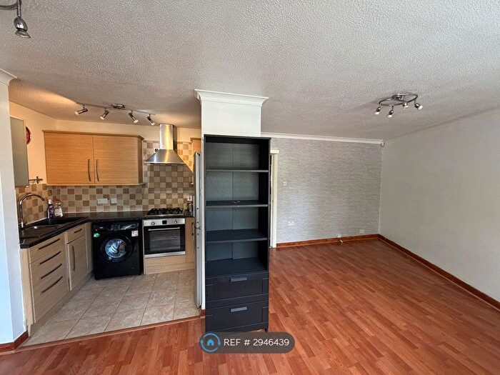 2 Bedroom Flat To Rent In Coates Dell, Watford, WD25