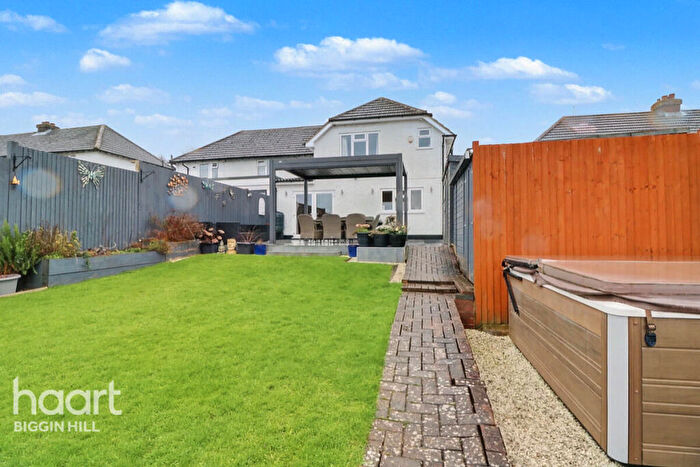 4 Bedroom Semi-Detached House For Sale In Leaves Green Road, Keston, BR2