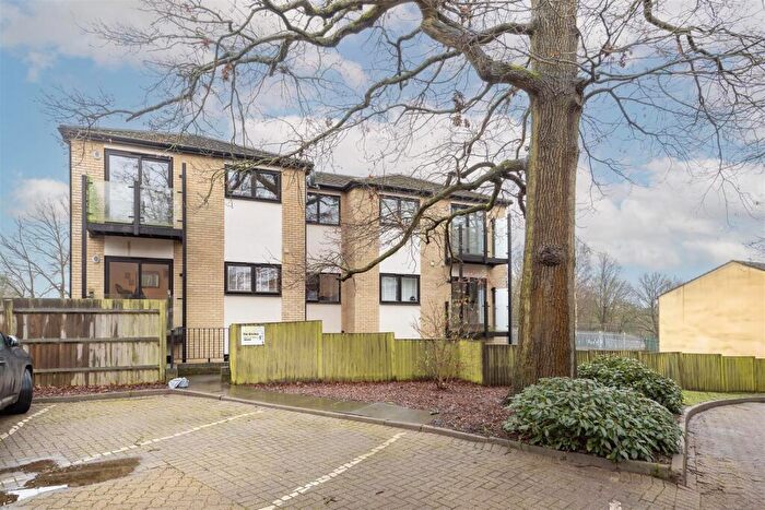 2 Bedroom Apartment For Sale In Sandridge Park, St Albans, AL3