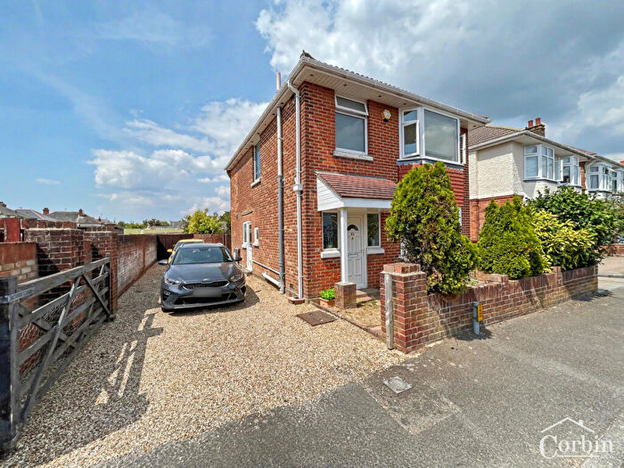 3 Bedroom Detached House For Sale In Beswick Avenue, Bournemouth, BH10