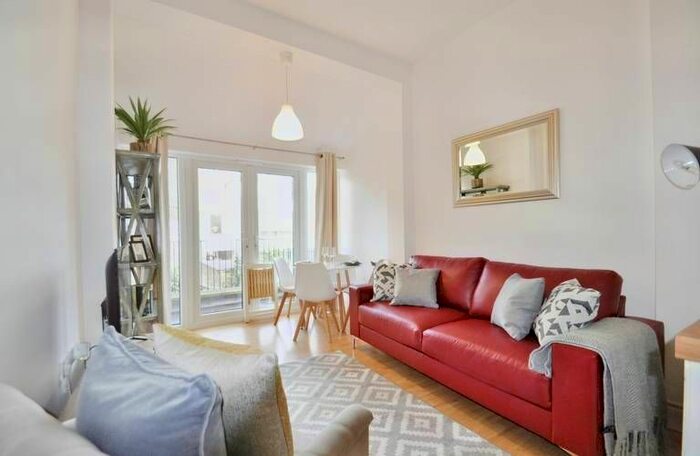 2 Bedroom Flat To Rent In Melrose Gardens, London, W6