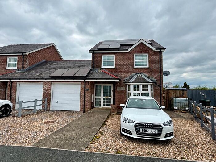 3 Bedroom Link Detached House For Sale In Parc Yr Ynn, Llandysul, SA44