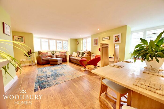 2 Bedroom Detached House For Sale In Baldwins Hill, Loughton, IG10