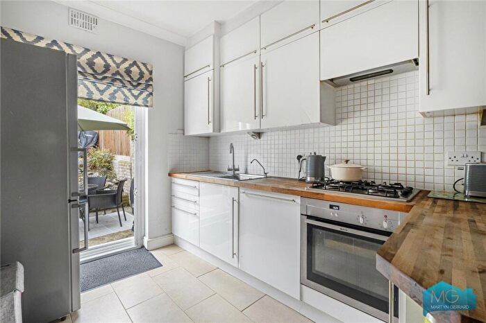2 Bedroom Maisonette For Sale In Goldsmith Road, London, N11