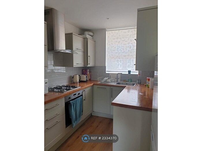 2 Bedroom Flat To Rent In Kneller House Union Grove, London, SW8