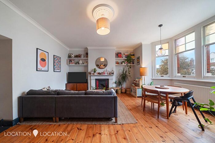 2 Bedroom Flat For Sale In Cranwich Road, London, N16