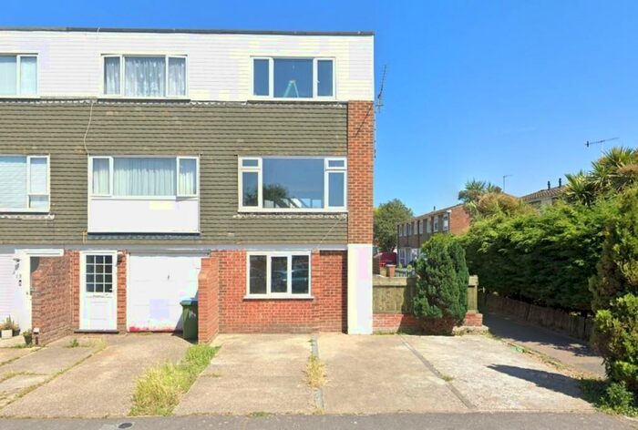 3 Bedroom Town House To Rent In Cherry Croft, Littlehampton, BN17