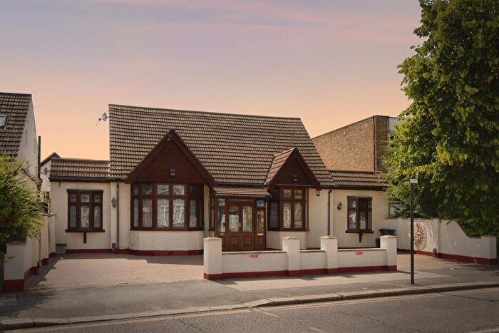 6 Bedroom Bungalow For Sale In Goodmayes Lane, Ilford, IG3