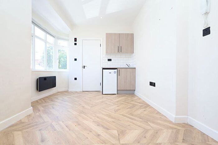 Studio To Rent In Millet Road, Greenford, UB6
