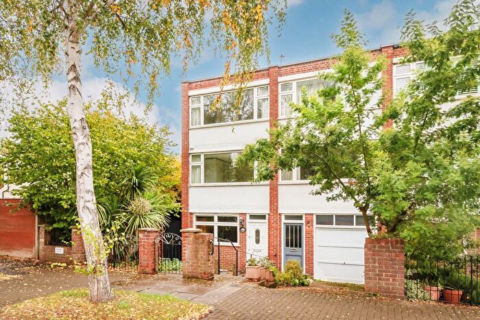 4 Bedroom Property To Rent In Chatsworth Close, Chiswick, W4