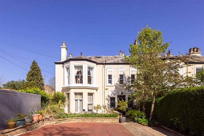 3 Bedroom Apartment For Sale In Oakwood Lane, Roundhay, Leeds, LS8