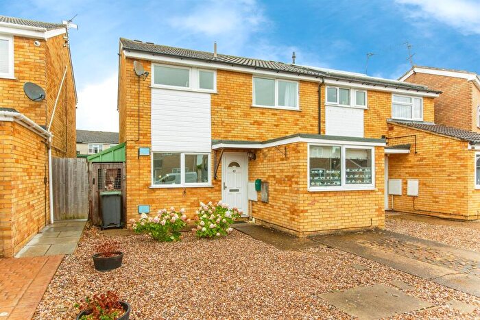3 Bedroom Semi-Detached House For Sale In Mallows Drive, Raunds, Wellingborough, NN9