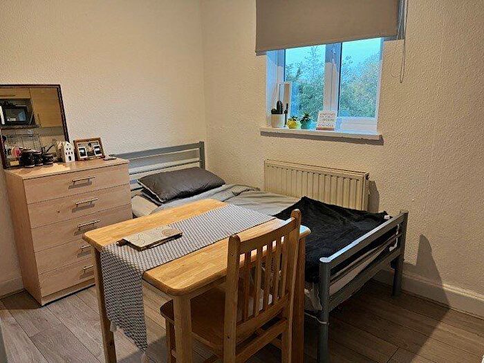 Studio To Rent In New Parade, High Street, Yiewsley, West Drayton, UB7