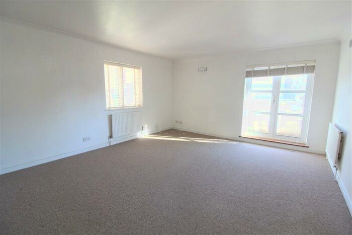 2 Bedroom Flat To Rent In Eaton Gardens, Hove, BN3