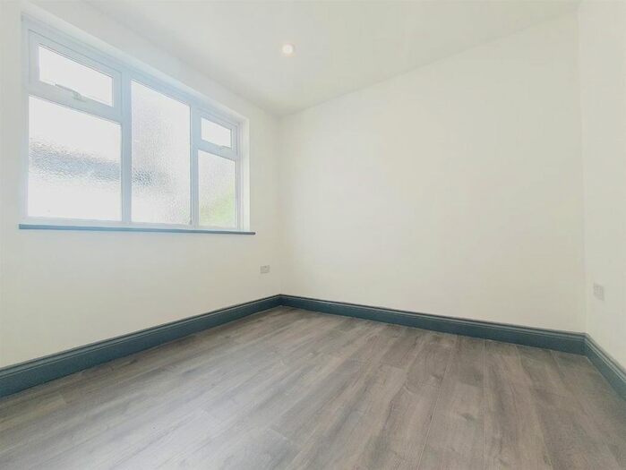 1 Bedroom Flat To Rent In Cross Road, Surrey, Tadworth, KT20