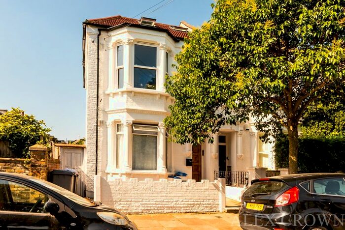 3 Bedroom Flat To Rent In Bayford Road, London, NW10
