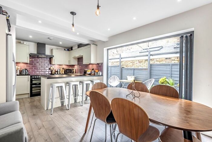 3 Bedroom Flat To Rent In Merton Road, London, SW18