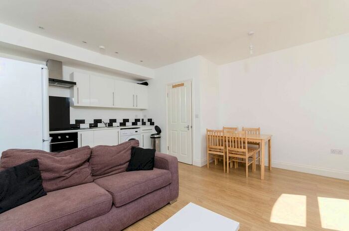 3 Bedroom Flat To Rent In Salisbury Pavement, Fulham, London, SW6