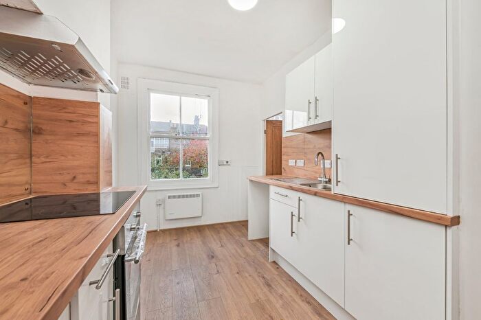 2 Bedroom Flat To Rent In Clyston Street, Clapham, London, SW8
