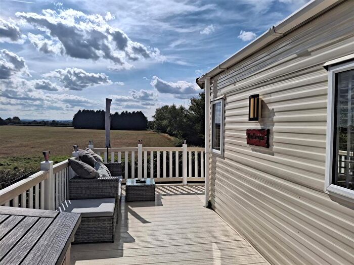 2 Bedroom Mobile/park Home For Sale In Norton Park, Tewkesbury Road, Norton, Gloucester, GL2